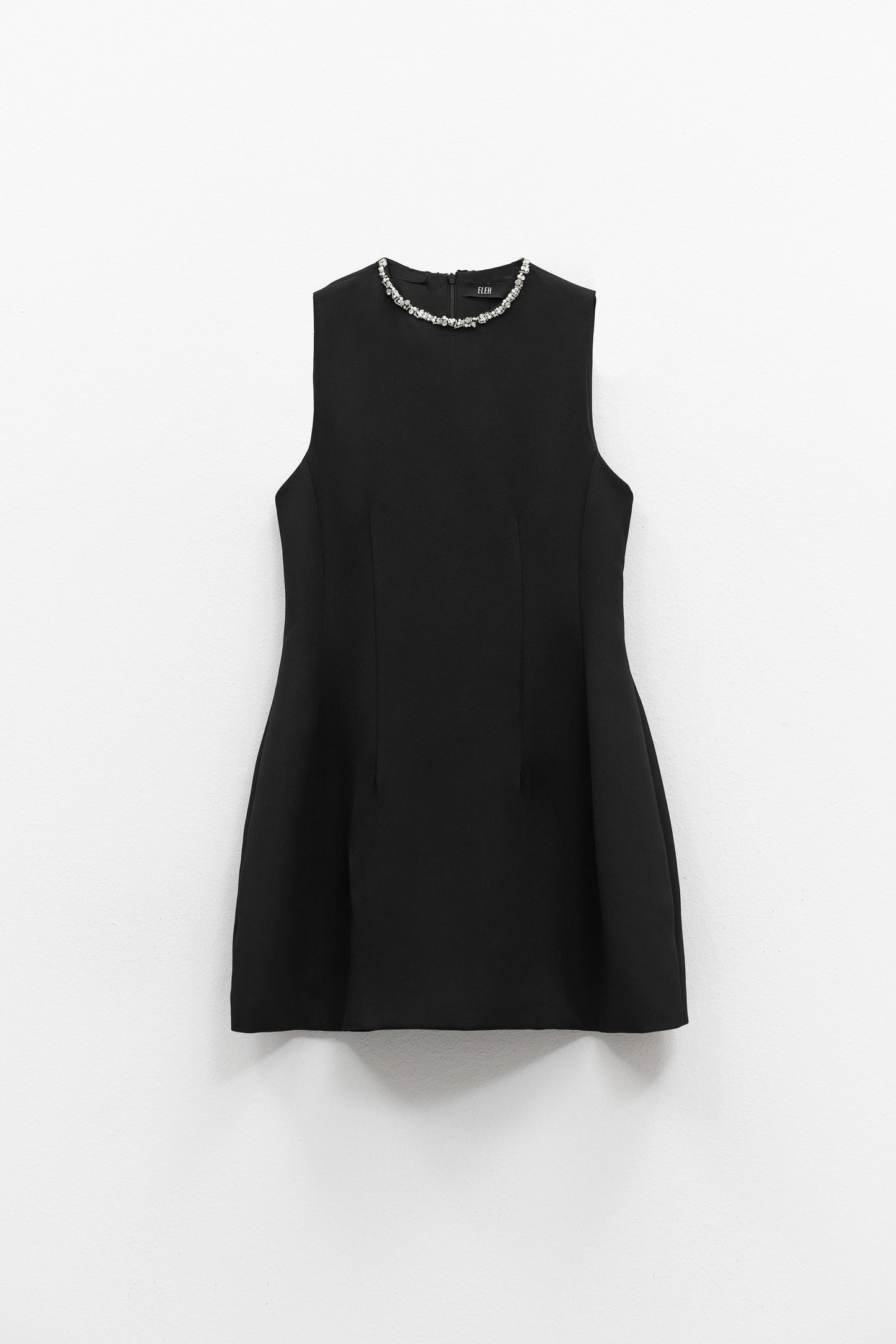 Vestido Preto Curto Com Gola Aplicada – Ele