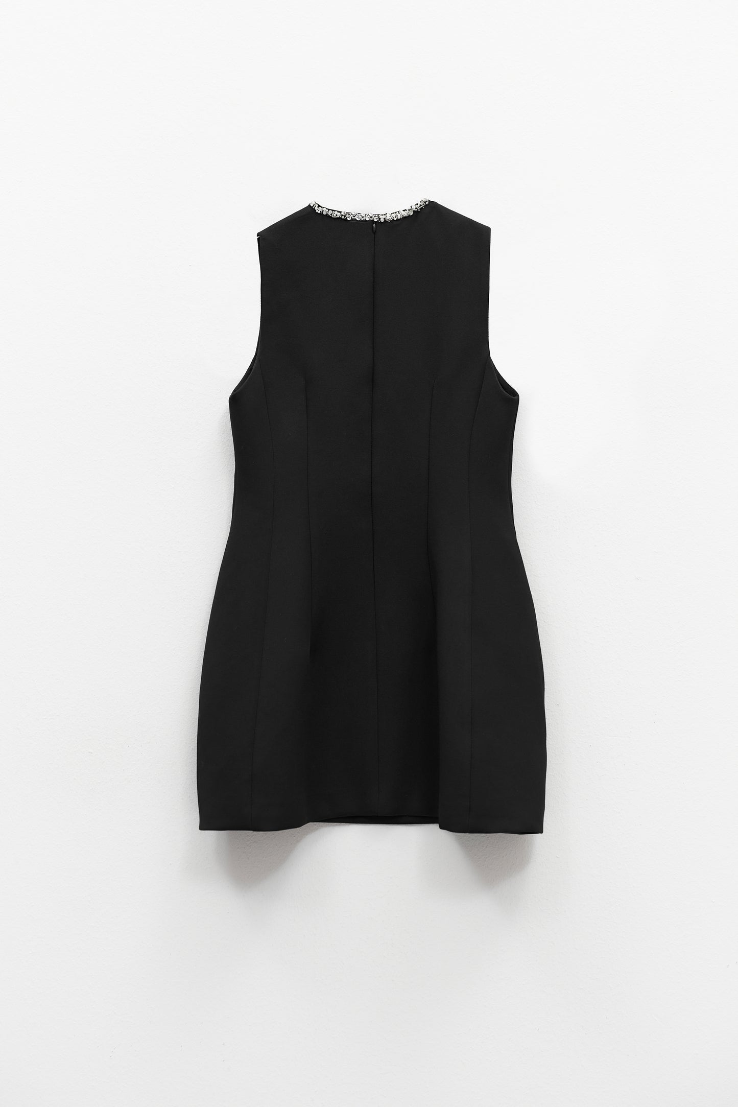 Vestido Preto Curto Com Gola Aplicada – Ele