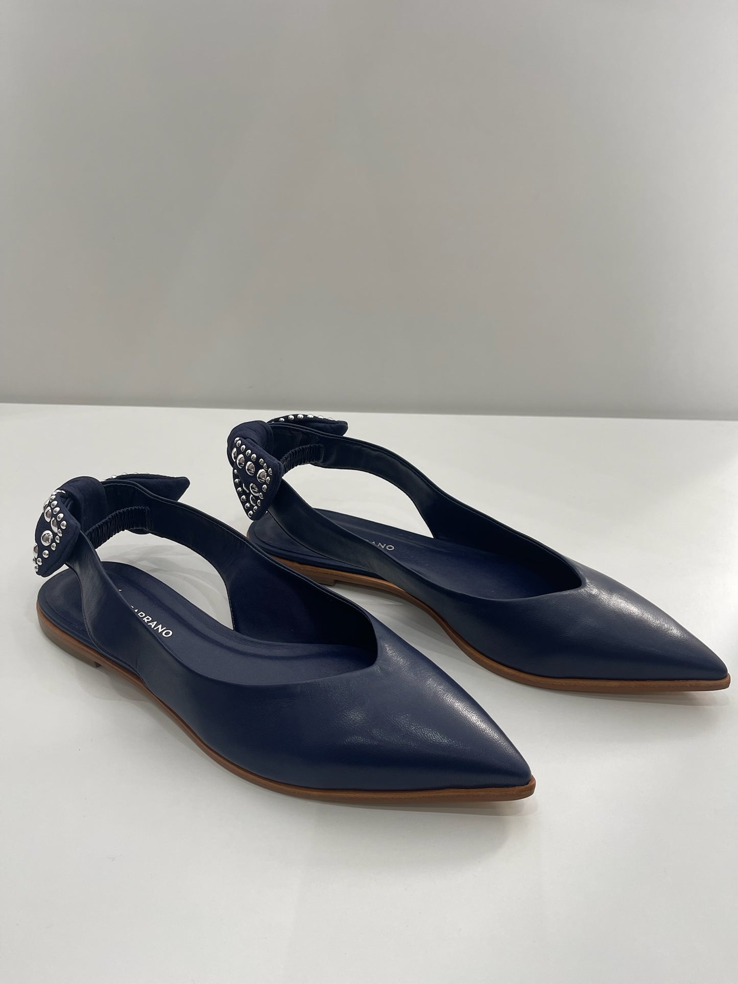 Sapatilha Azul Marinho com Laço e Tachas – Carrano