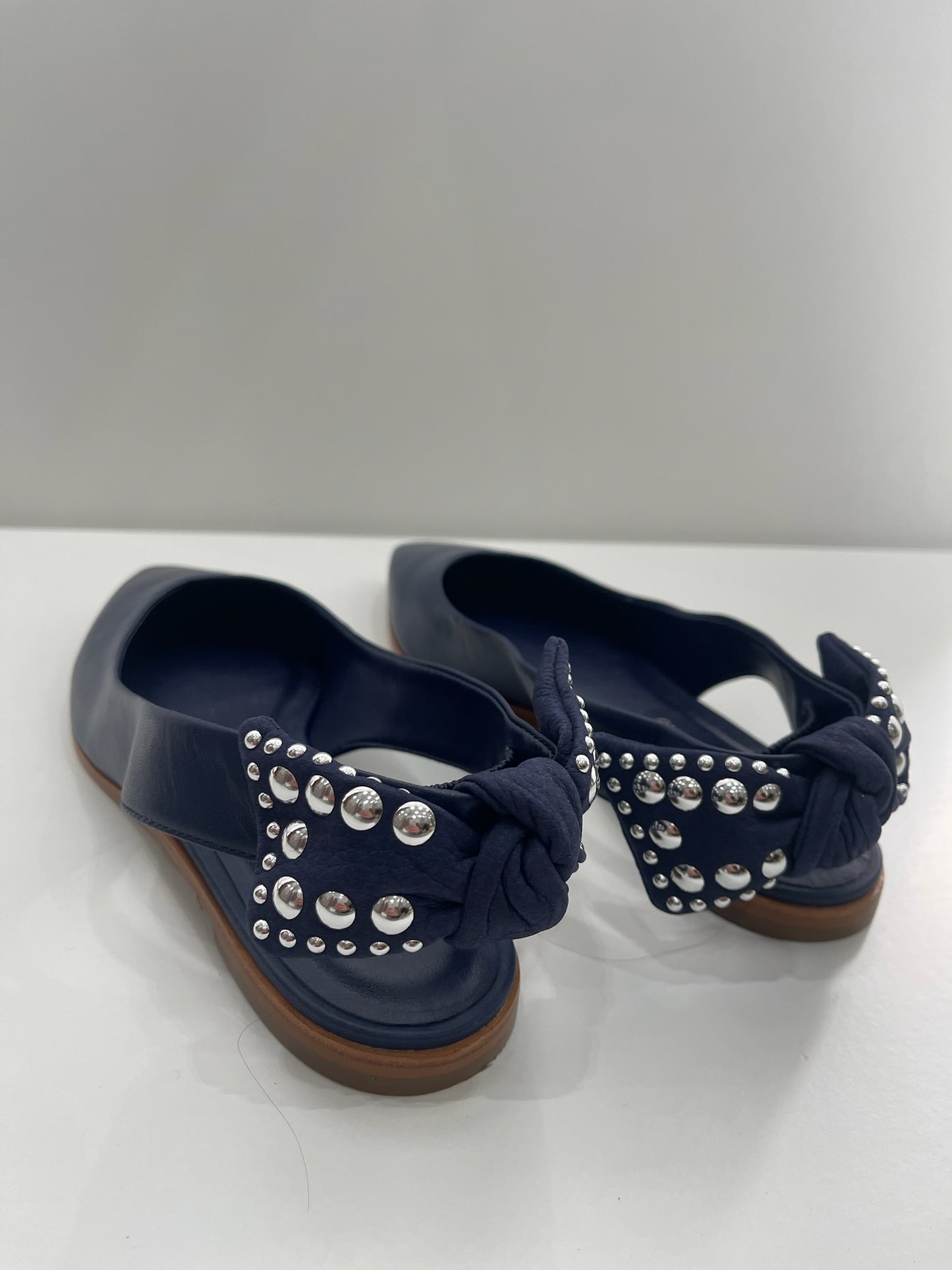 Sapatilha Azul Marinho com Laço e Tachas – Carrano