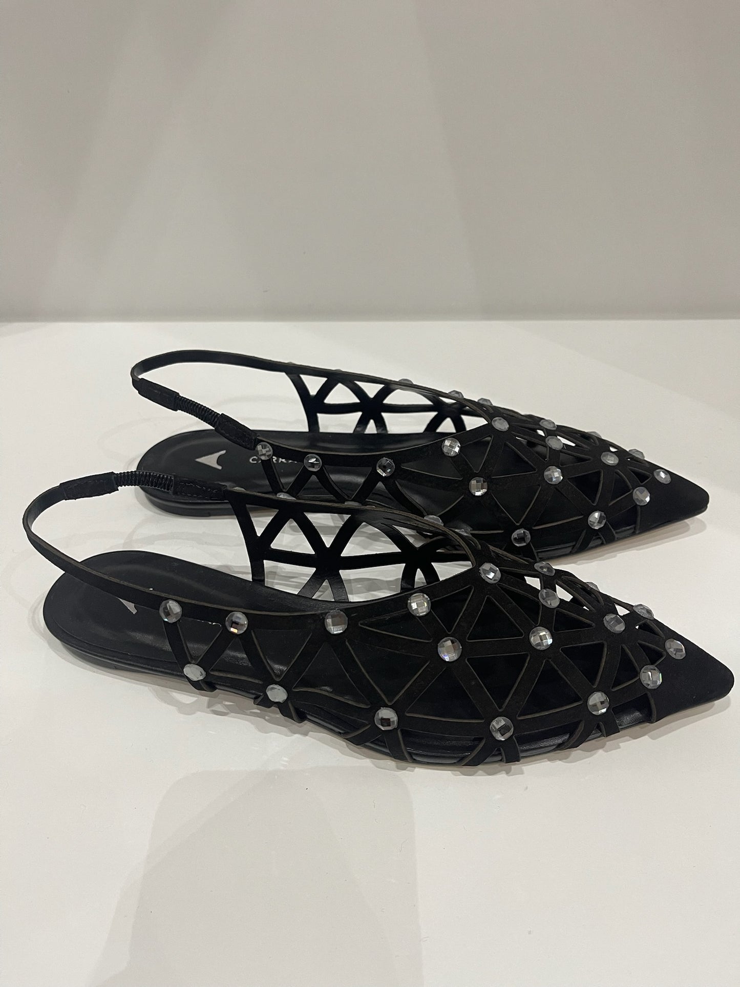 Slingback Preta com Apliques Cristal  – Carrano