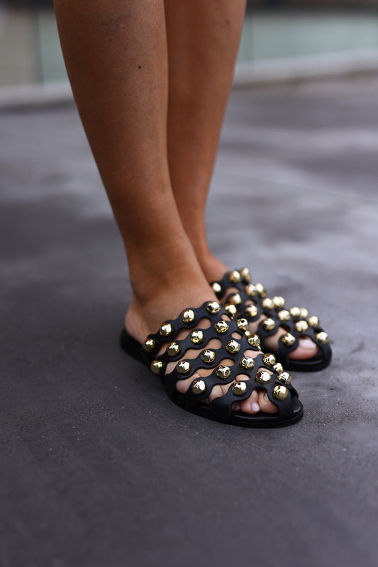 Sandálias Rasas Com Aplicações Metálicas – Carrano