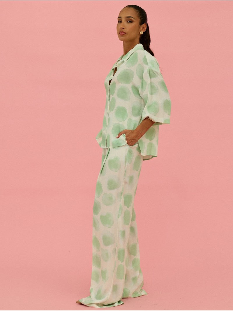 Camisa Fluida Estampada Verde Suave – Scripta