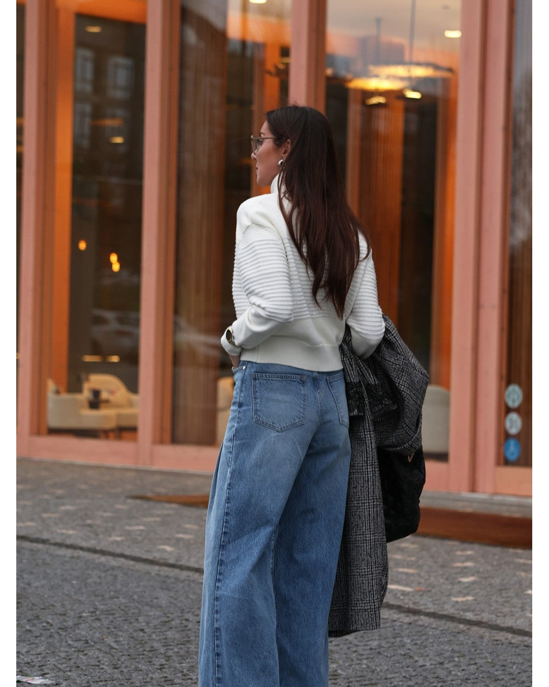 Jeans Wide Leg com Pregas Frontais – Scripta — fotografia 3