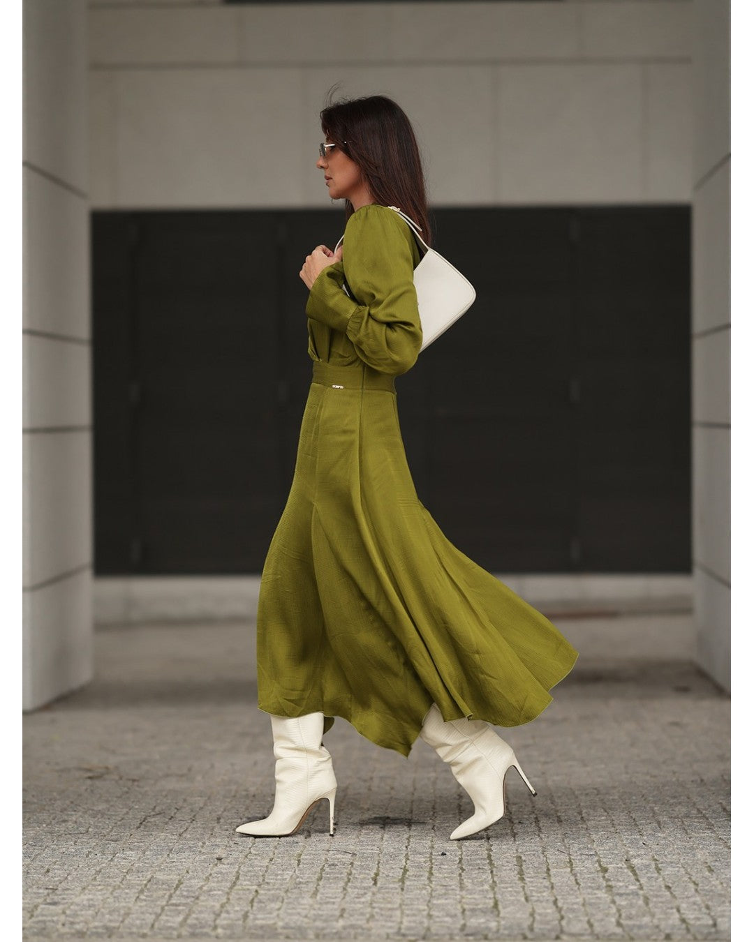 Vestido Assimétrico com Ombreiras – Scripta — fotografia 5