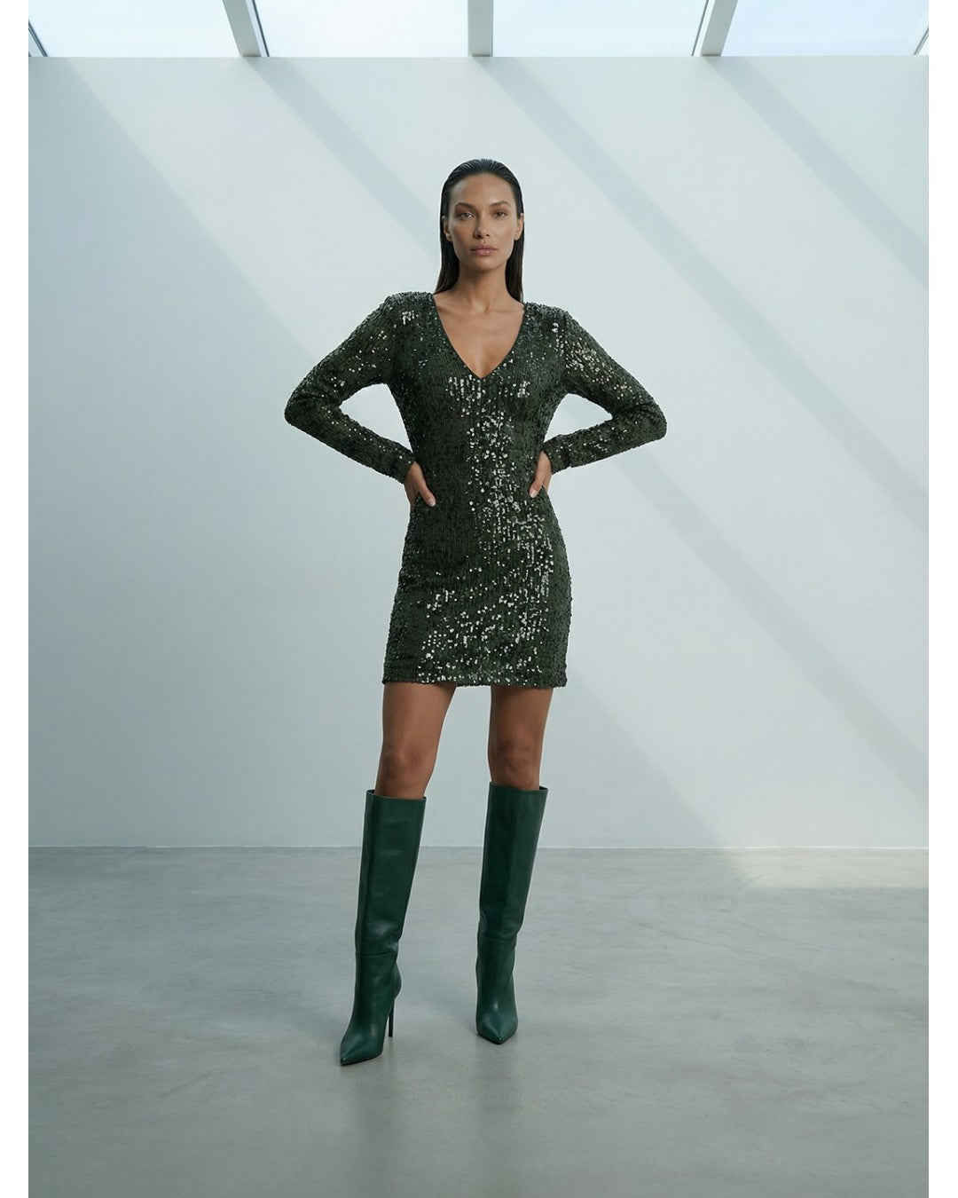 Vestido Curto em Lantejoulas com Ombreiras – Scripta — fotografia 7